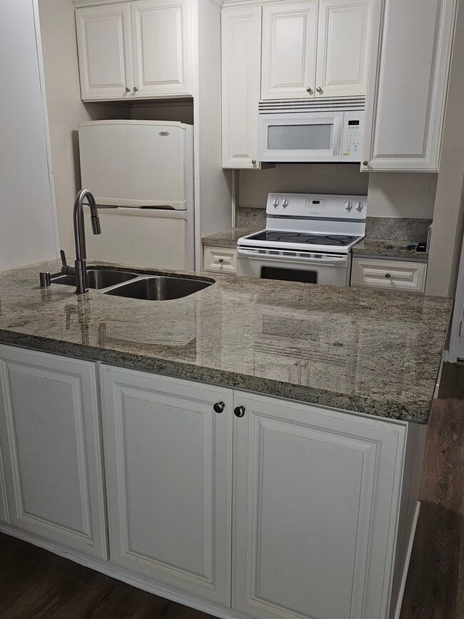 Photo - 8650 Gulana Ave