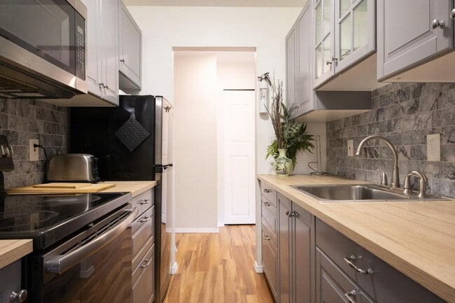 Building Photo - Large Renovated Condo near EMU Unit 302