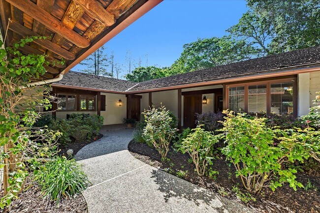 Premier Cenral Woodside Location - Premier Cenral Woodside Location House