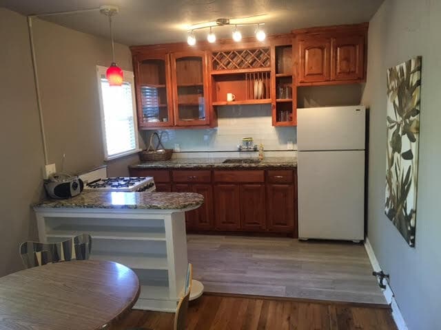 Building Photo - 413 S Webster Ave Unit 2