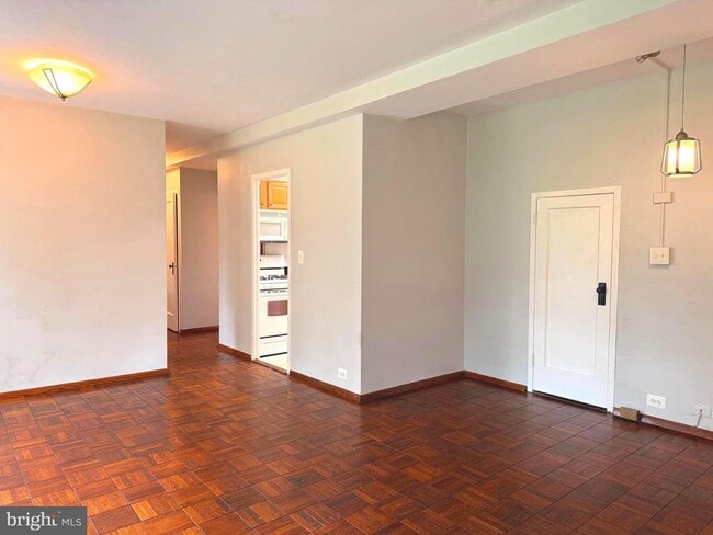 Photo - 3211 Ravensworth Pl