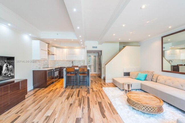 400 South Pointe Dr Unit 307