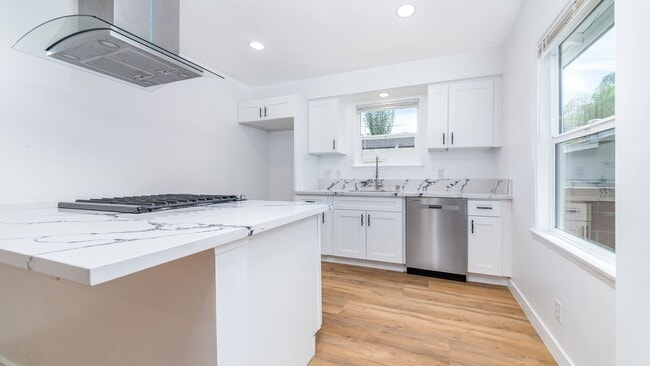 Building Photo - 5816-5818 Kester Ave. Unit 5818