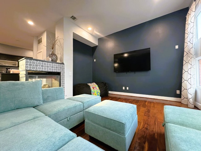 Photo - 906 Hutchins St