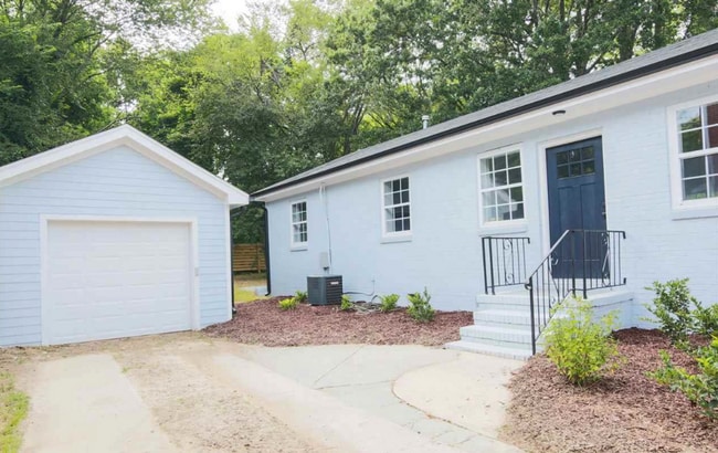 Building Photo - Beautiful 2 bedroom duplex in downtown Raleigh Available Early August!