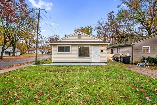 Building Photo - Remodeled Detroit rental available now!