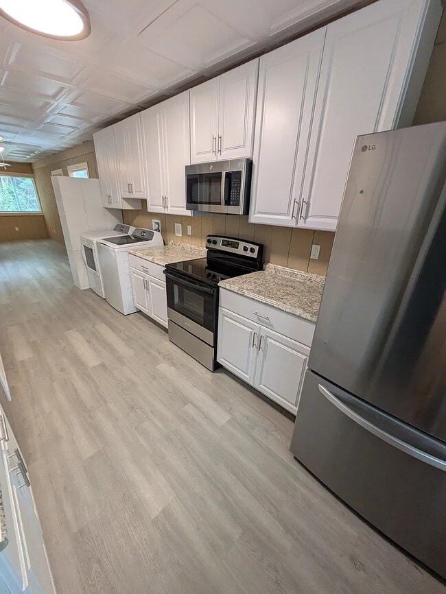 Building Photo - 861 Pinewood Dr