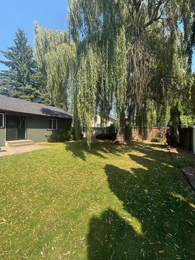 Building Photo - 722 E Whispering Pines Ln