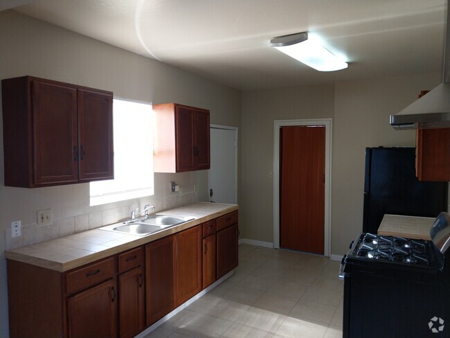 Building Photo - 2909 Myrtle St Unit 2907.5 Rental