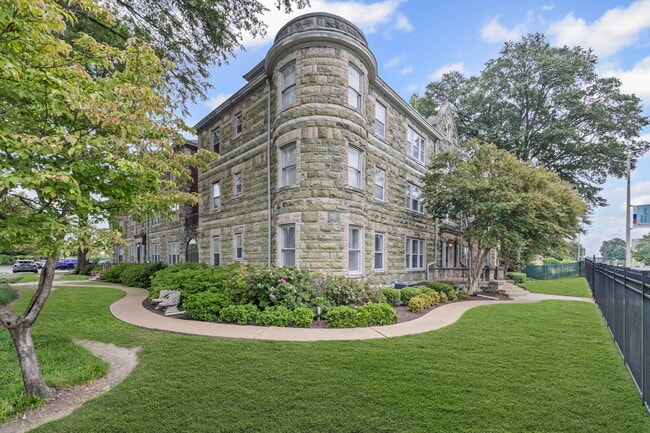 Building Photo - 1116 Poplar Ave Unit 1