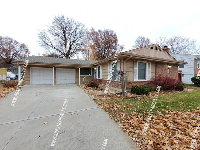 Building Photo - Gorgeous Home in South KCMO-Available in D...