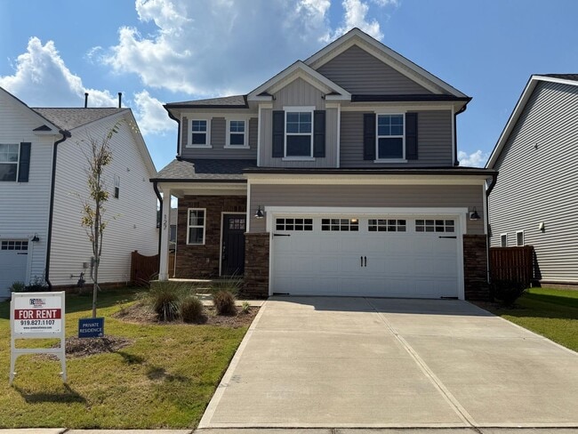 Building Photo - AMAZING LOCATION, Fantastic 4 Bed Home, In...