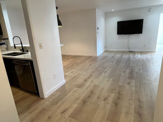 Building Photo - 358 S Gramercy Pl Unit Renovated Top-Floor 2BR/2