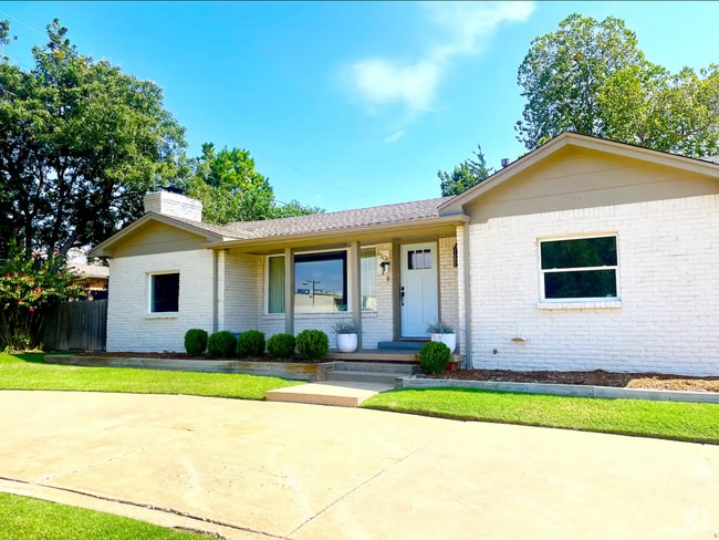 Building Photo - ?Cozy Designer's Dreamhouse in North OKC?