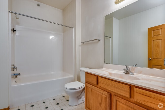2BR, 2BA - 991SF - Bath