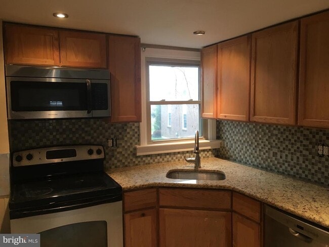 Building Photo - 1017 N York Rd Unit O SECOND FLOOR