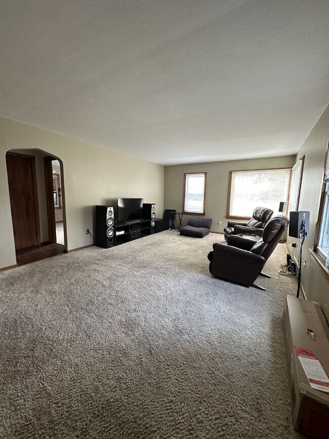 4 Bed 2 Bath with AC close to UWEC!