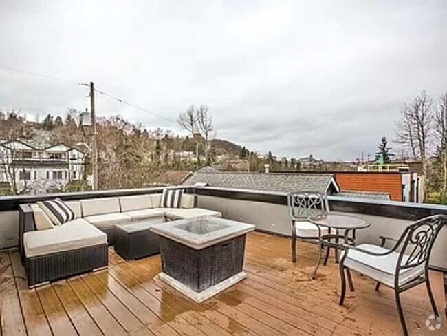 Building Photo - North Beacon Hill Townhouse