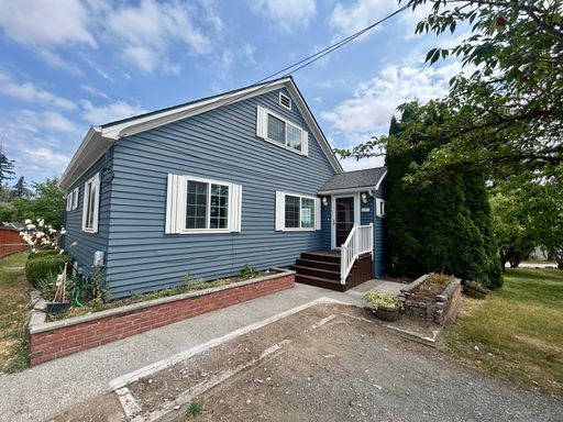Building Photo - Freshly painted large home near Everett Mall AVAILABLE NOW