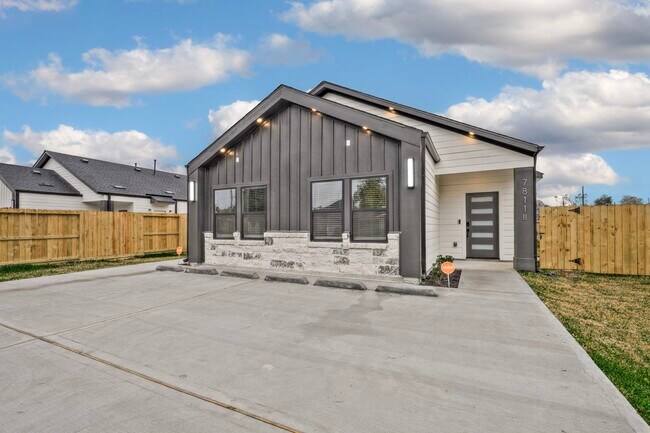 Photo - 7811 Sandra St