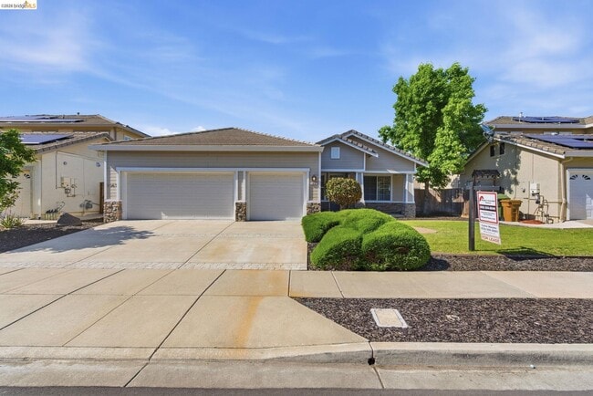 Photo - 1067 Somersby Way