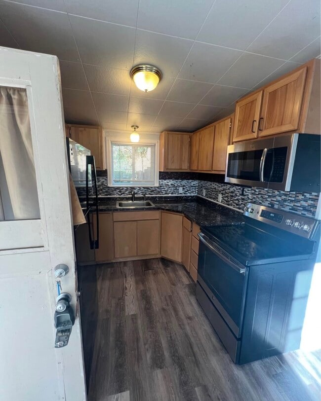 Building Photo - 414 E Broadway St Unit #17