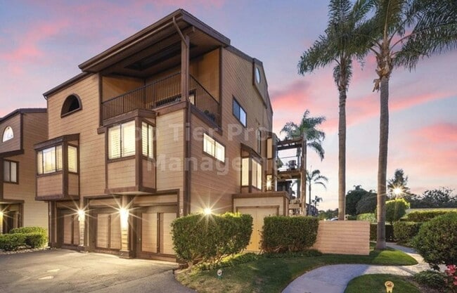 Building Photo - **Beautiful, Fully-Furnished 2 bed / 2.5 b...