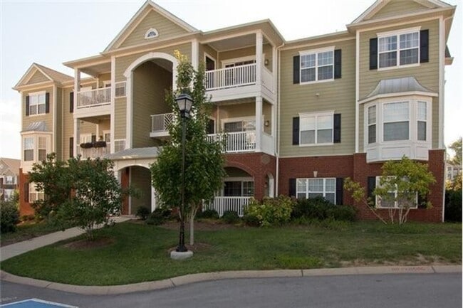 Building Photo - 2 Bedroom Condo in Lenox Village