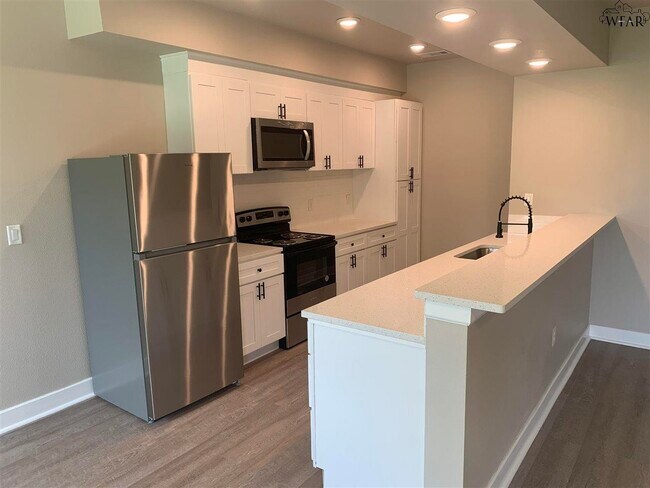 Photo - 444 W College St