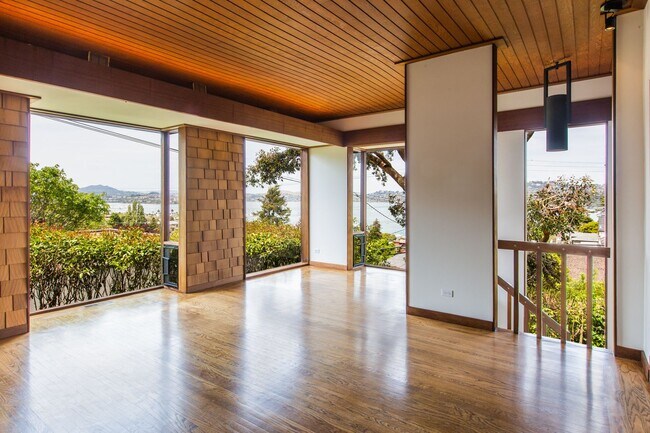 Building Photo - Mid Century Beauty in the Heart of the Ban...