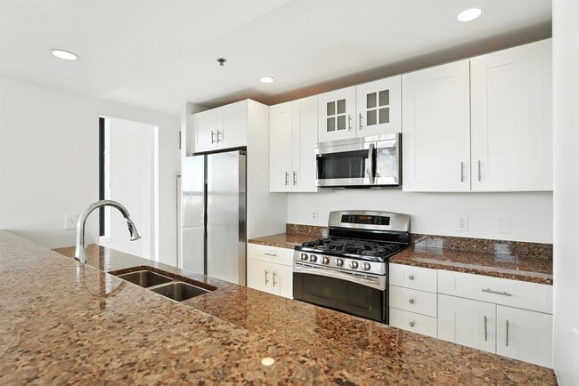 Building Photo - 1025 Maxwell Ln Unit 814 Rental
