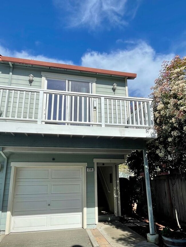 Great 1 bed, 1bath, 2-story end-unit apart... - Great 1 bed, 1bath, 2-story end-unit apart... House