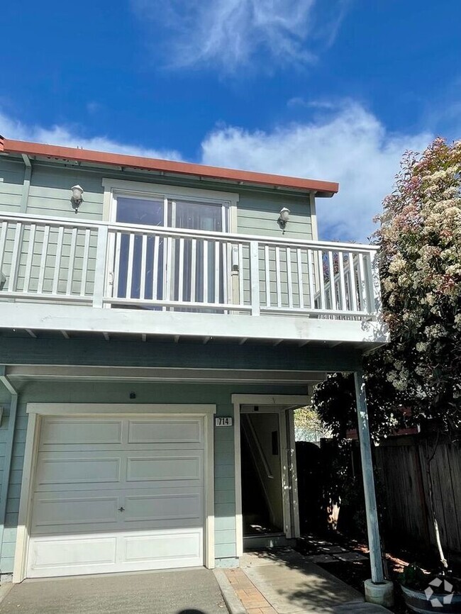 Building Photo - Great 1 bed, 1bath, 2-story end-unit apart... Rental