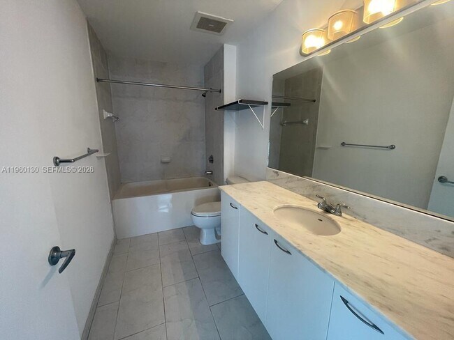 Photo - 133 NE 2nd Ave Unidad 1813