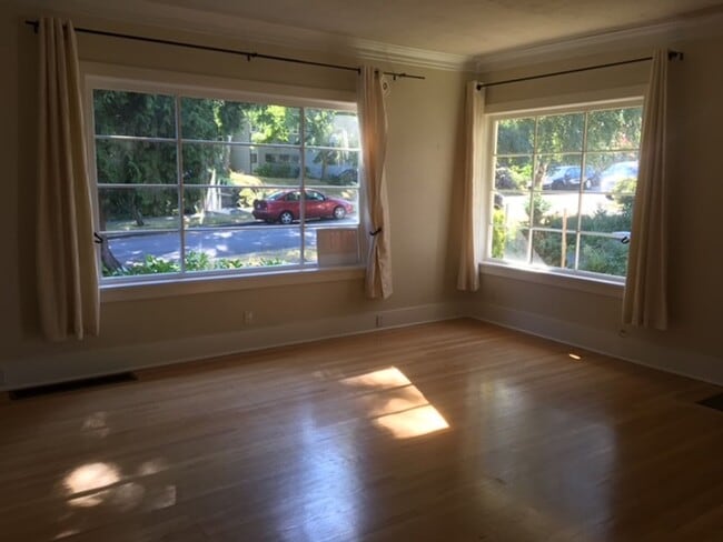 Building Photo - Great location 3 bed 1 bath home in Queen Anne