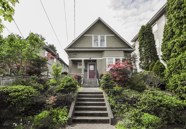 Building Photo - Great Queen Anne house located on the top of the hill 3bd 1.5 bath
