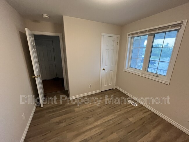 Photo - 157 Milroy Dr