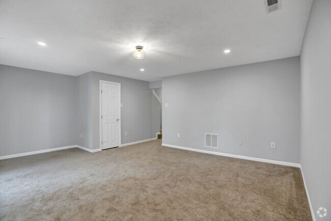 Building Photo - Charming End Of Group Townhome for Rent
