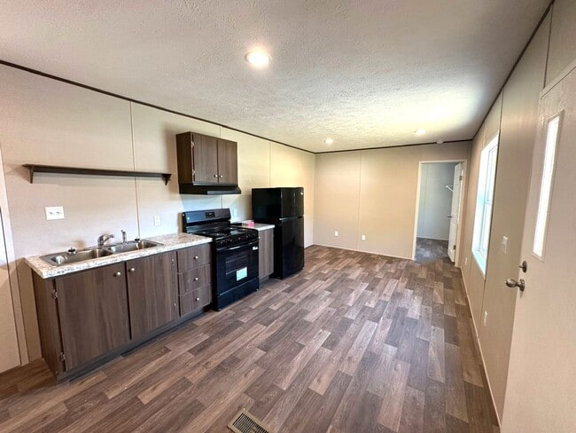 Building Photo - Brand new Efficiency 1 BR mobile home with large bonus room Unit Lenlock Mobile Home Park Lot 10-1