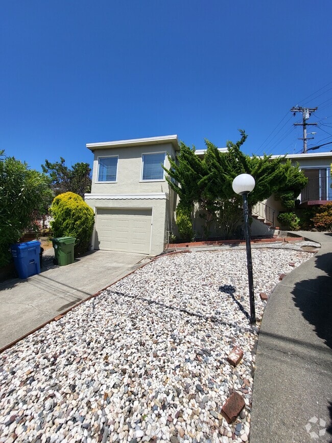 Building Photo - 906 Balra Dr Rental