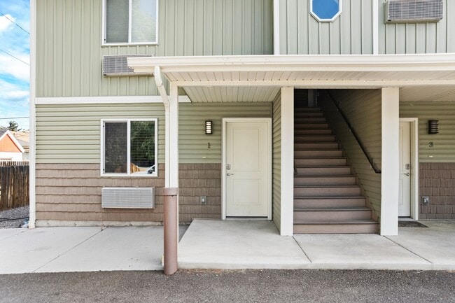 Photo - Move-In Ready 3BR Furnished Apartment Near ISU Unit 1