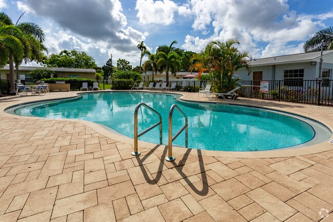 Pool - Woodlawn Park Apartments