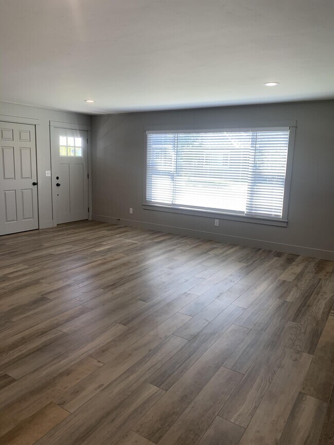 Photo - 639 NW Elm Ave