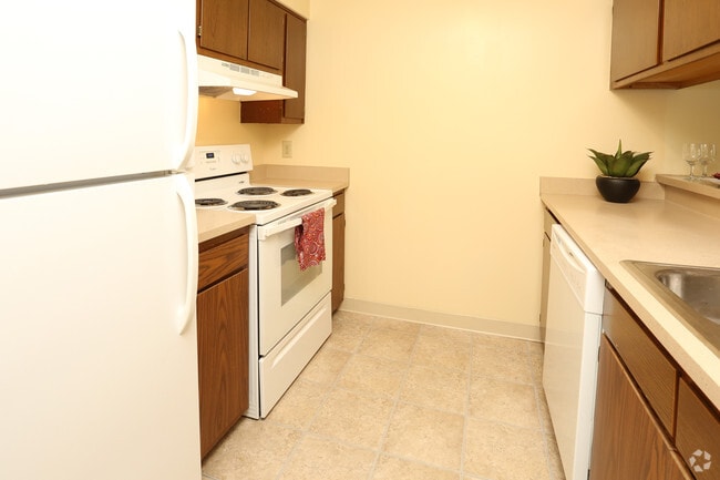 2BR, 2BA - 908 SF - Kitchen