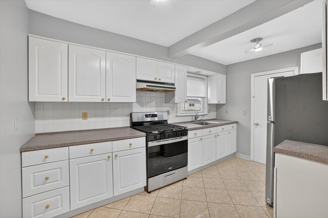 Kitchen - 4 Amackassin Ter Unit #3