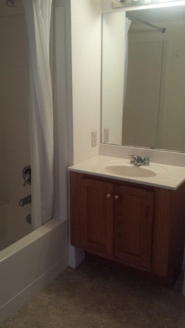 Photo - College Court One-Bedroom - Sublet Availab...