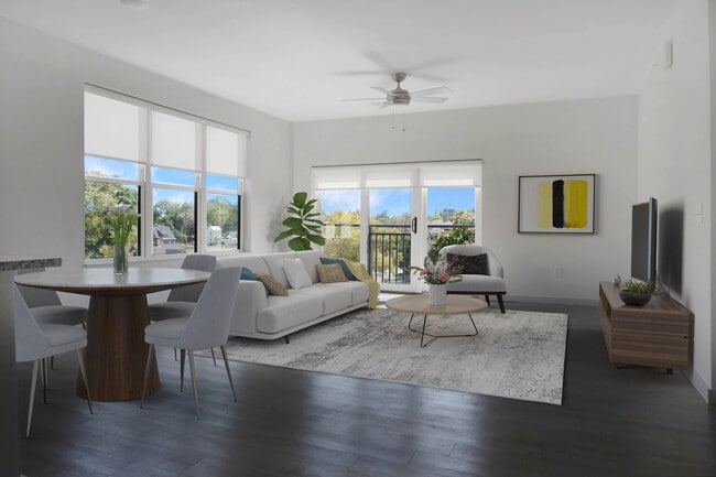 Amplias áreas de estar con pisos estilo madera, ventiladores de techo y mucha iluminación natural. - Madamore