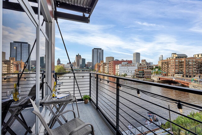 Building Photo - 106 W Seeboth St