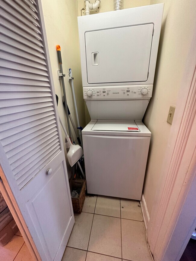 2975 Whitney Ave Apartments Unit 2 OffCampus Housing, Hamden, CT