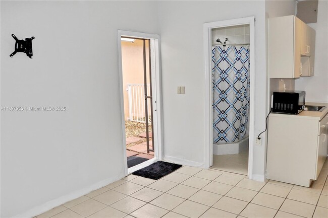 Photo - 1000 SW 140th Ave Unidad Eff